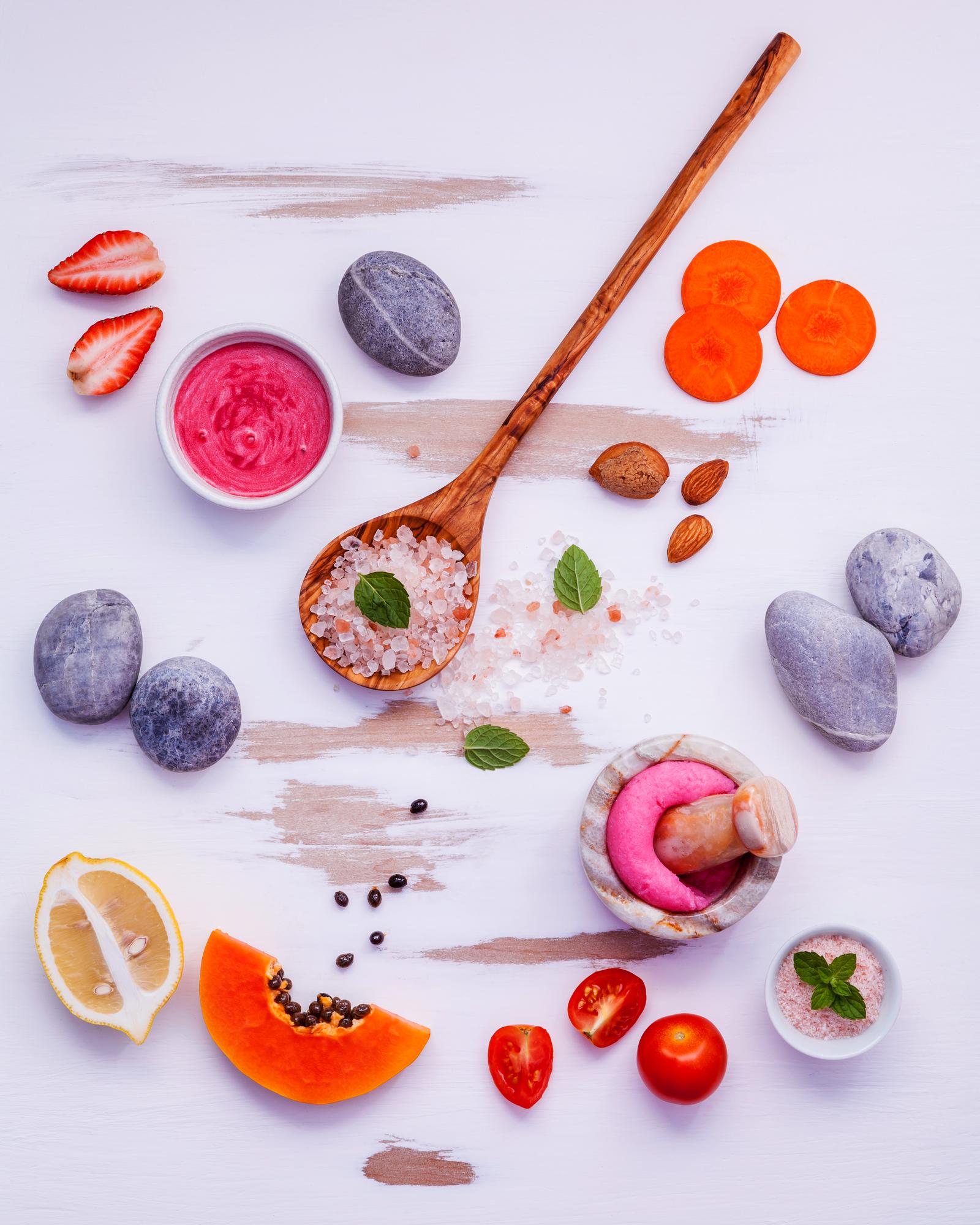 Virtuvės stalai su spalvingais ingredientais